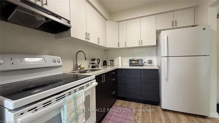 Property Photo:  206 Indian Road 202  ON N2B 2S9 