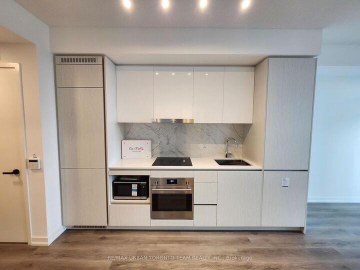 Property Photo:  28 Interchange Way 2202  ON L4K 0P8 