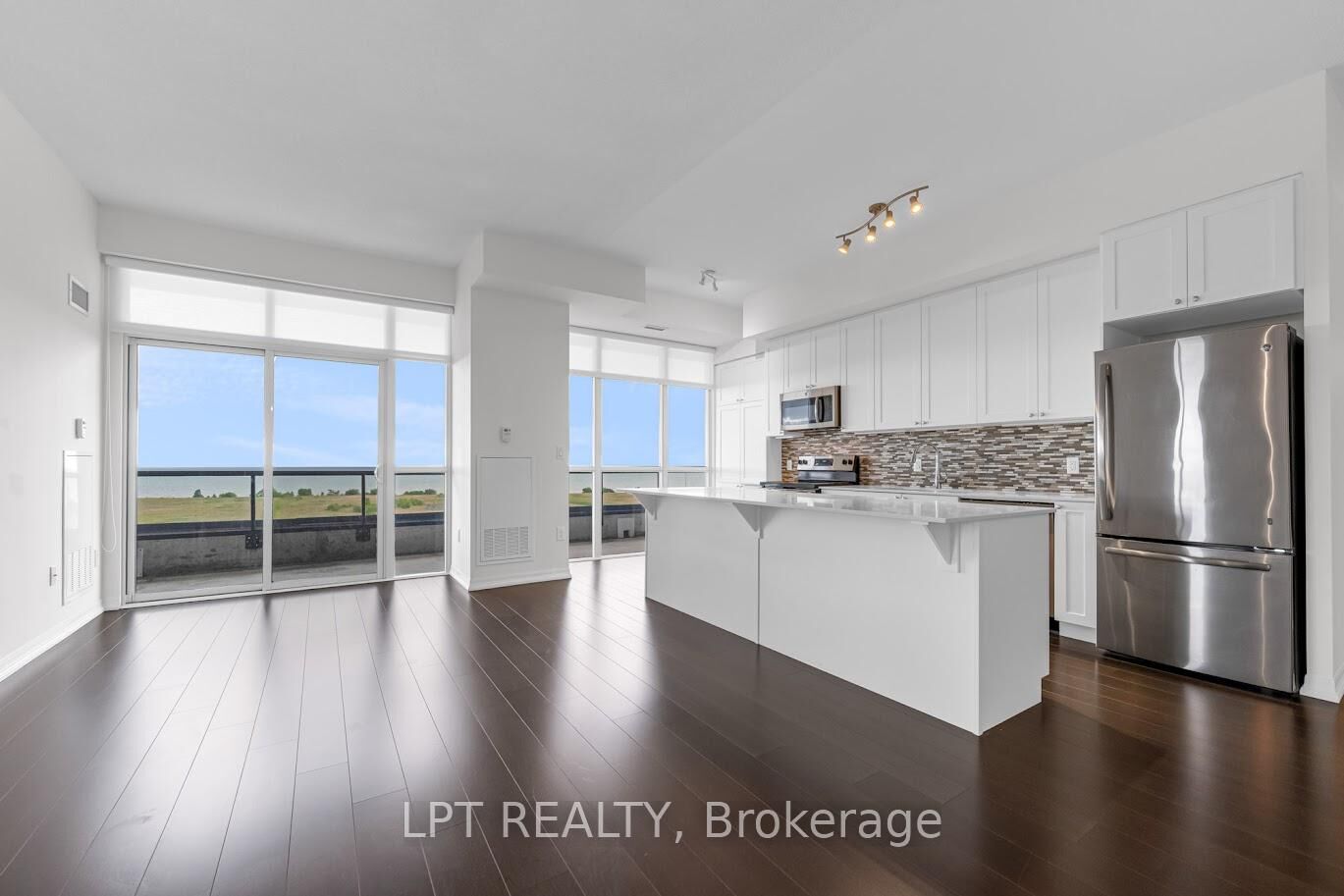 Property Photo:  560 North Service Road N 901  ON L3M 4E8 