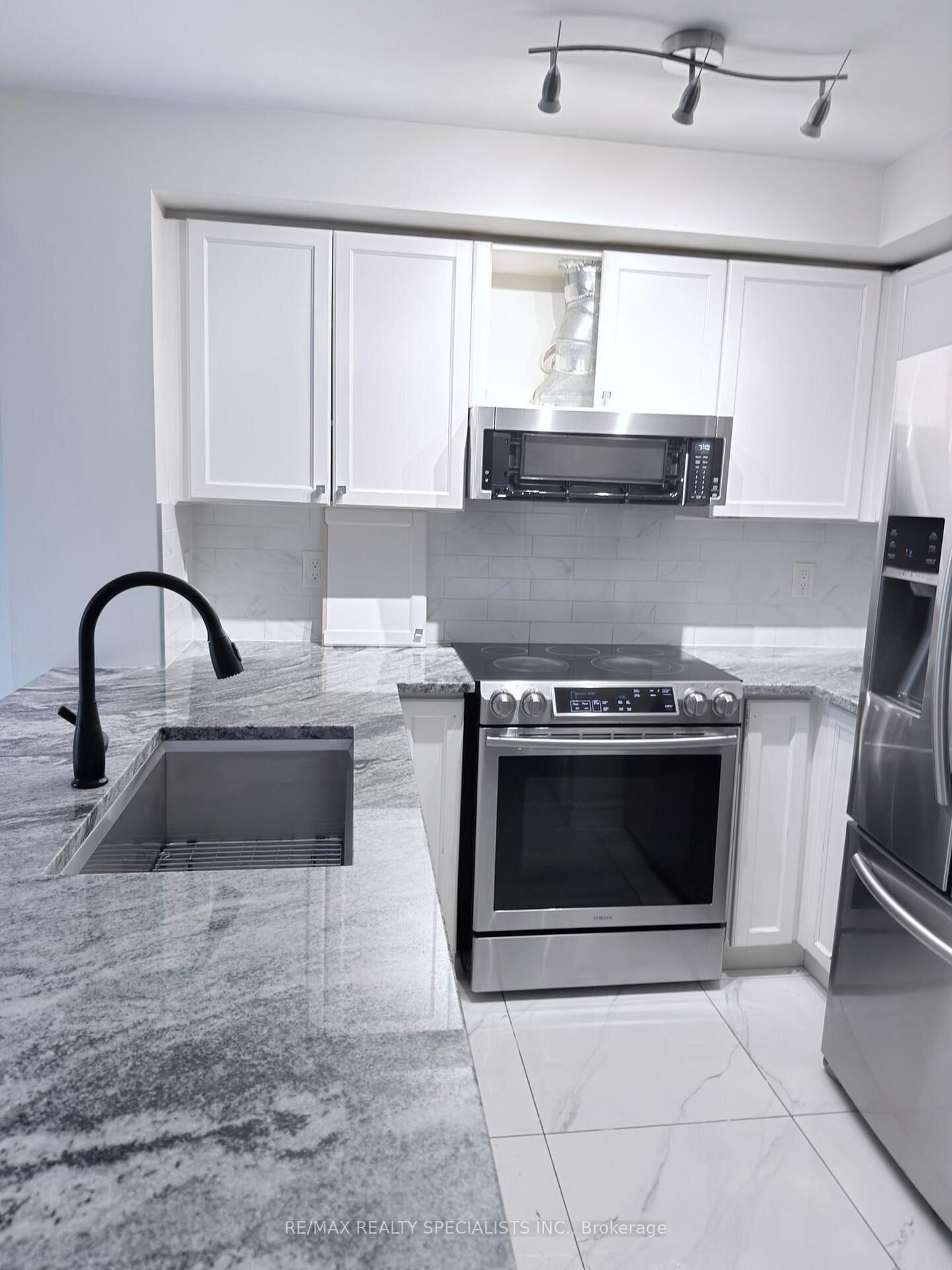 Property Photo:  3250 Bentley Drive 17  ON L5M 0P7 