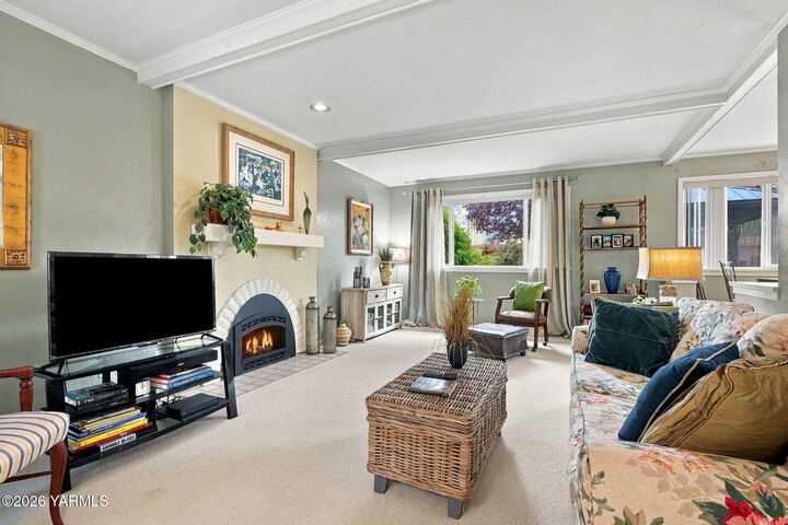 Property Photo: 2 Crest Cir WA 98908