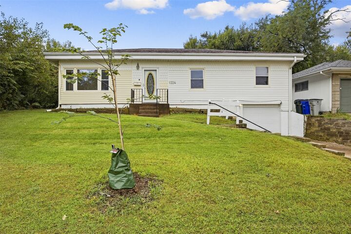 Property Photo:  1224 20th Street SW  IA 52404 