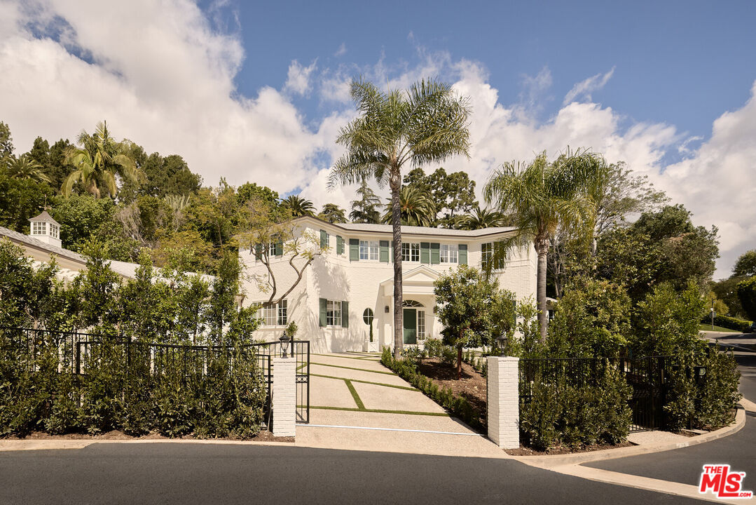 Property Photo:  31 Oakmont Dr  CA 90049 