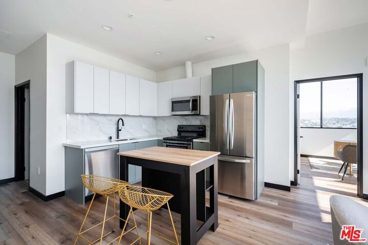 Property Photo:  2500 Wilshire Blvd, Unit 622  CA 90057 