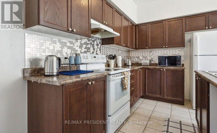 Property Photo:  3 Herzberg Gardens  ON M3J 3P5 