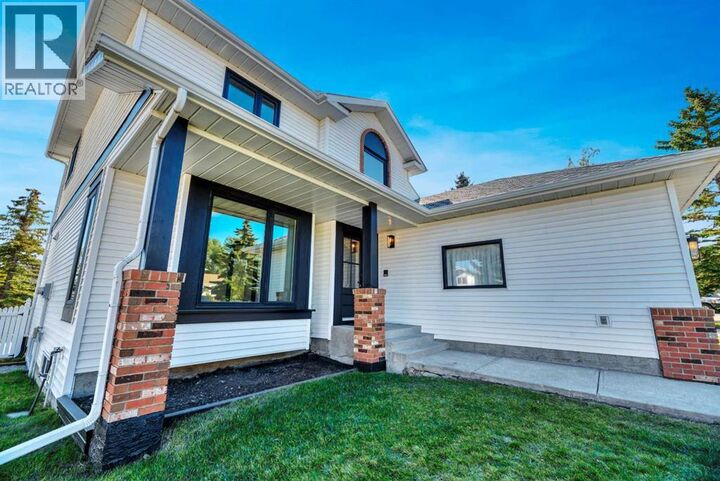 Property Photo:  238 Hawktree Bay Northwest  AB T3G 2Z3 
