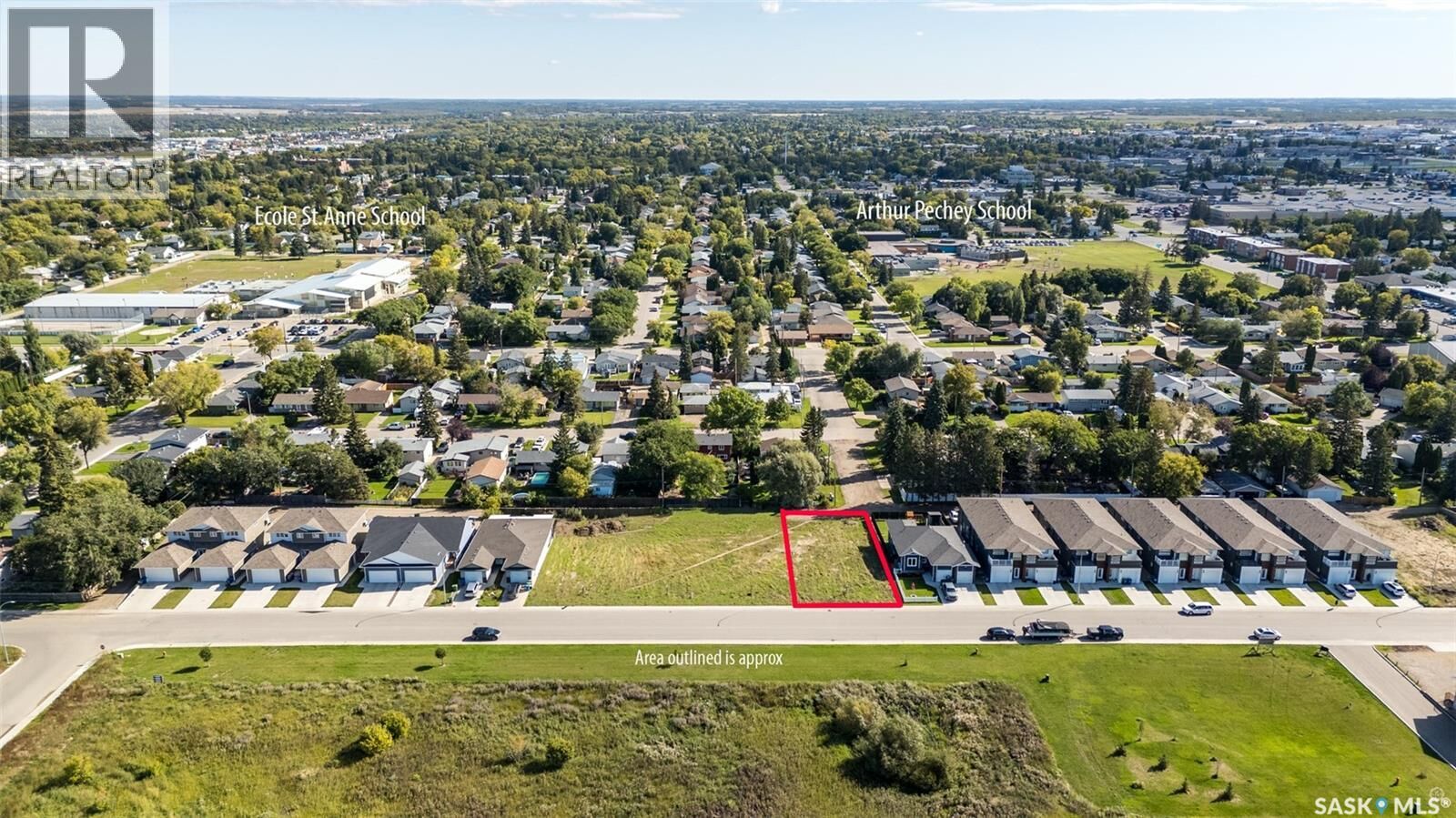 Property Photo:  2560 Woodbridge Drive  SK S6W 0A7 