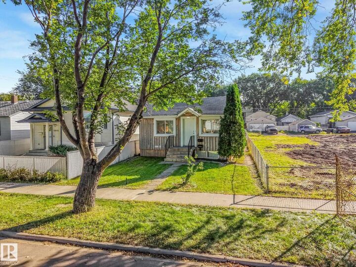 Property Photo: 11841 71 St NW AB T5B 1W4