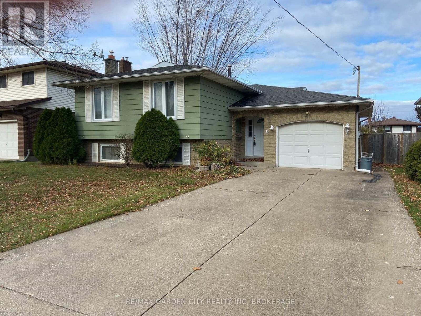 Property Photo:  9 Stonegate Drive Upper  ON L2P 3K9 