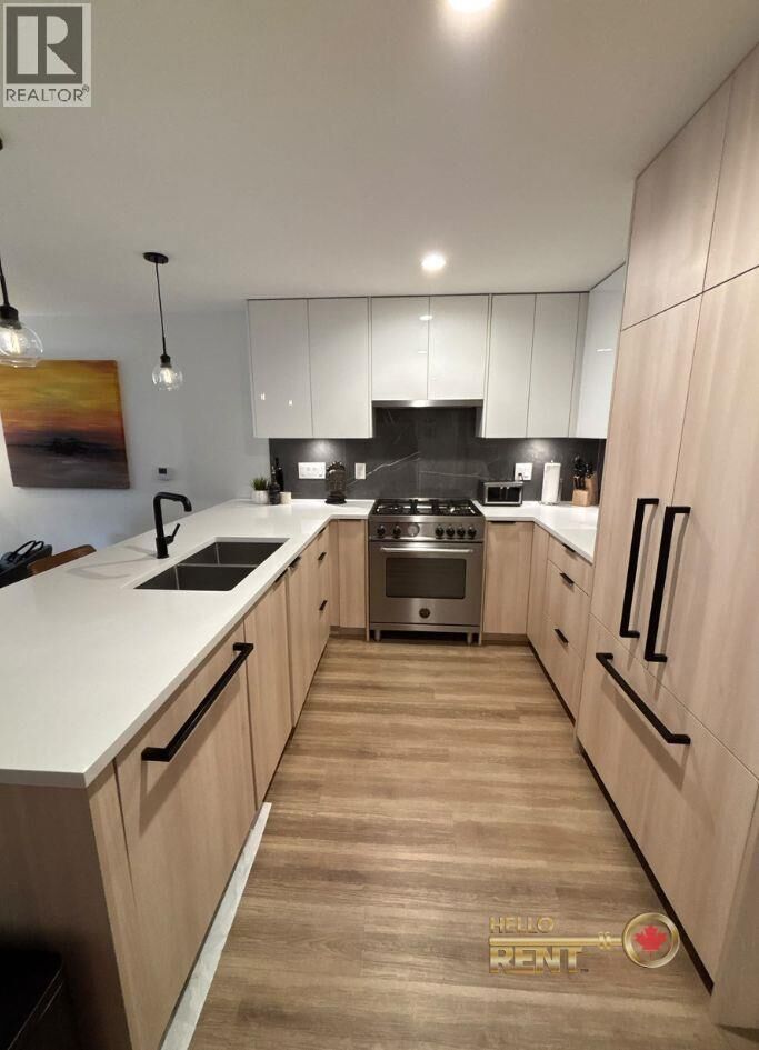 Property Photo:  237 Ridgeway Avenue 6  BC V7L 0H6 