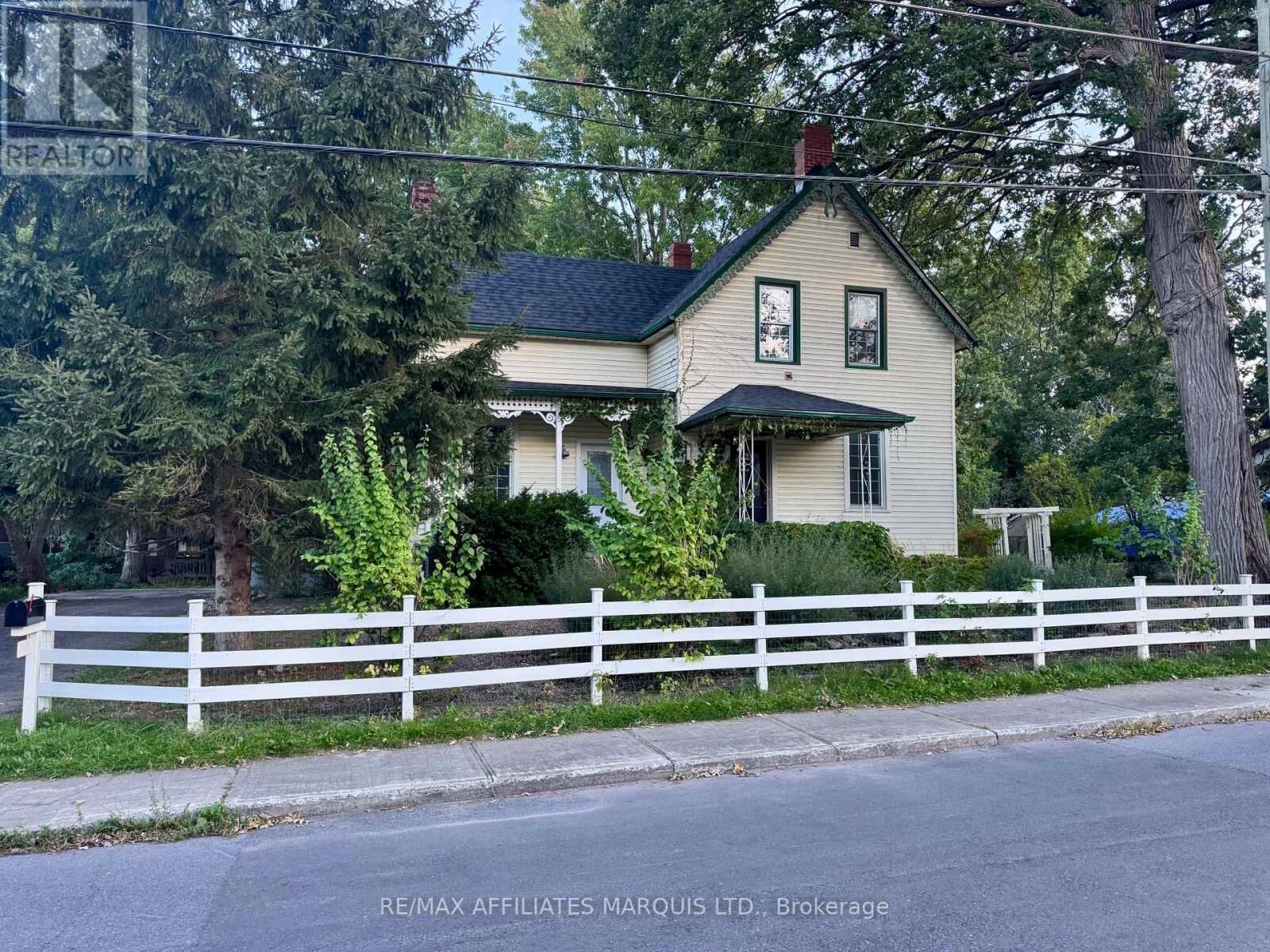 Property Photo:  326 Third Street East  ON K6H 2E4 