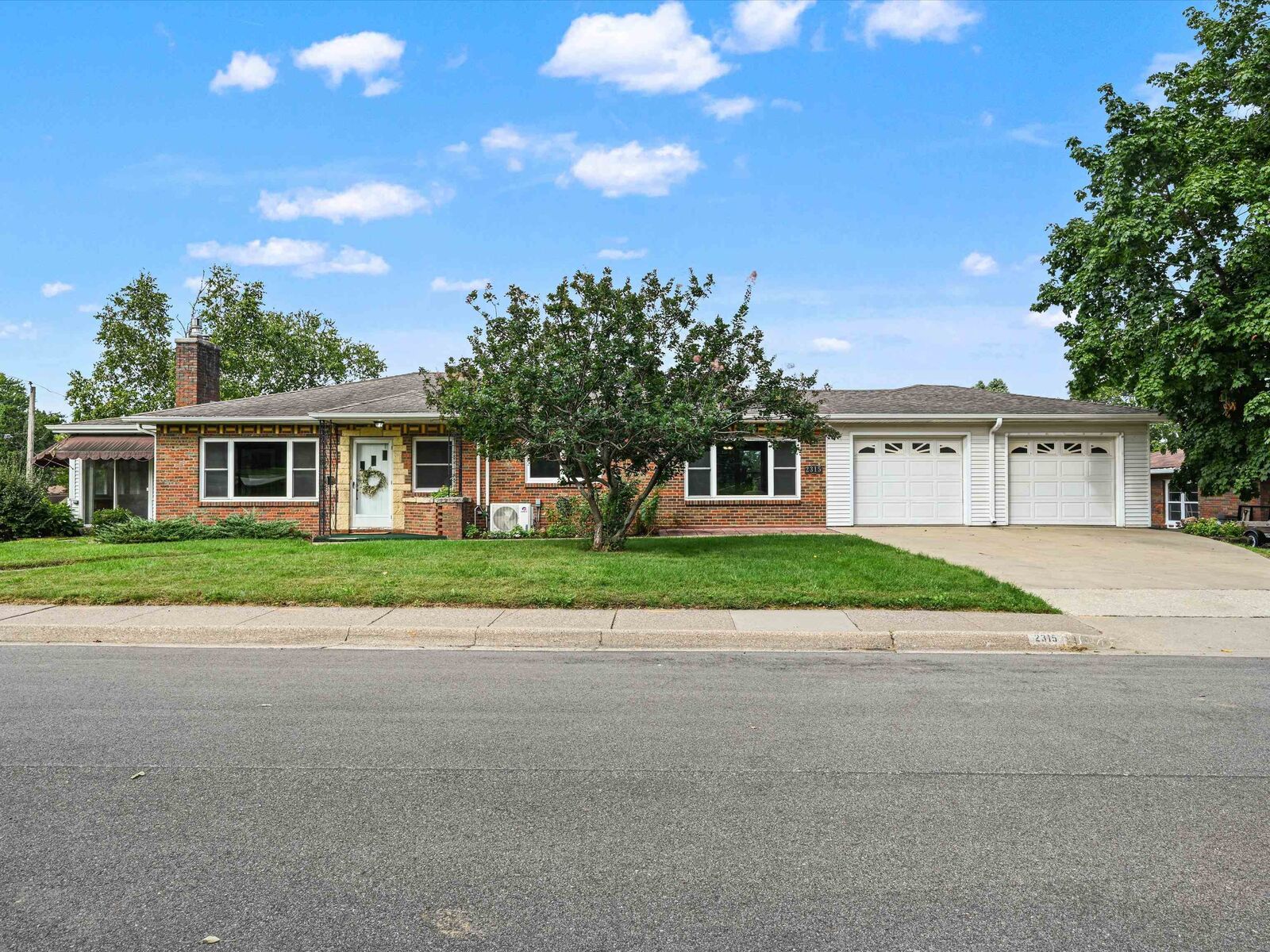 Property Photo: 2315 Woodlawn Street IA 52001