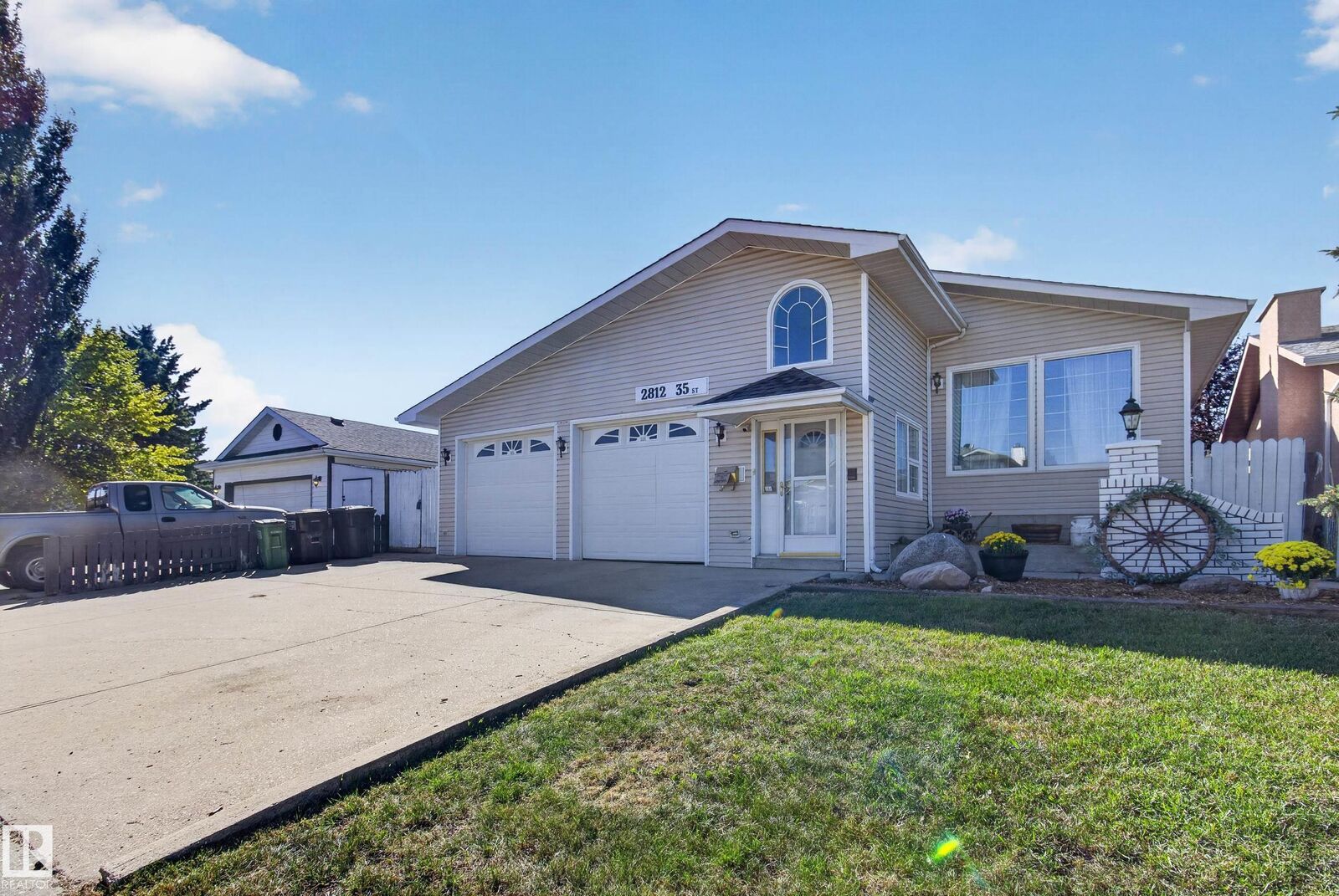 Property Photo:  2812 35 Street NW  AB T6L 3Y4 
