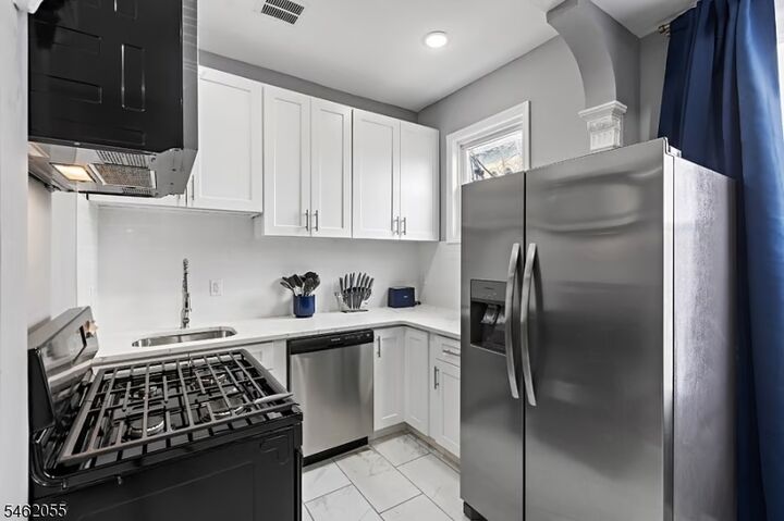 Property Photo:  153 Danforth Ave 2  NJ 07305 
