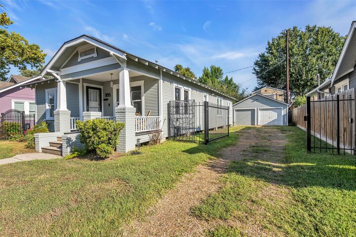 Property Photo:  1015 E 14th Street  TX 77009 