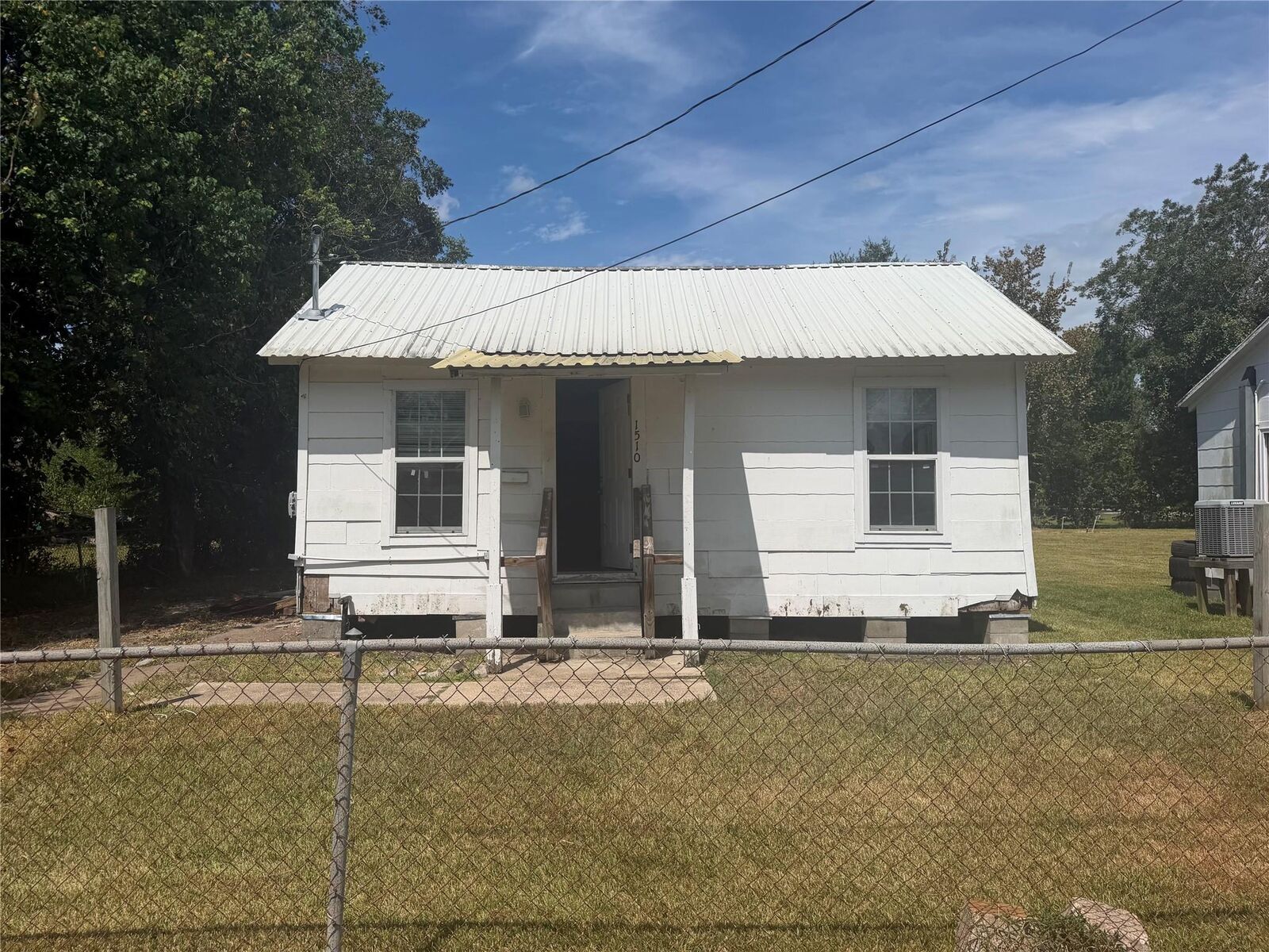 Property Photo: 1510 W Talmage St Bypass TX 77511