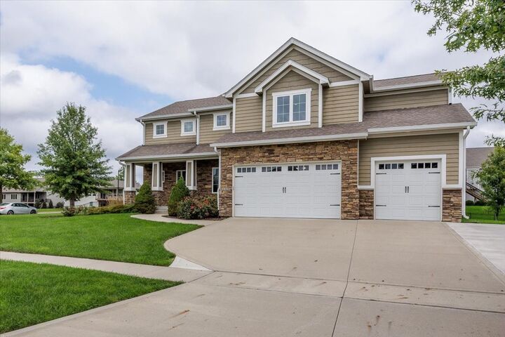Property Photo:  1406 S Sugar Creek Court  IA 50266 