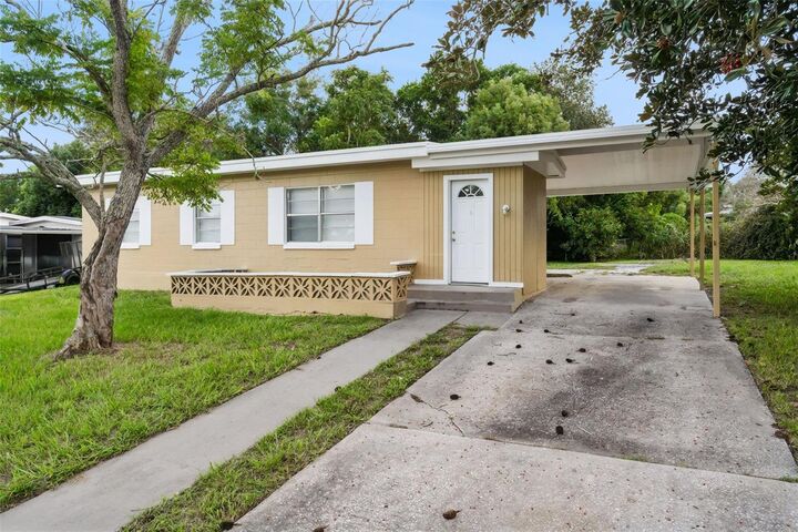 Property Photo: 928 Vivian Terrace FL 32725