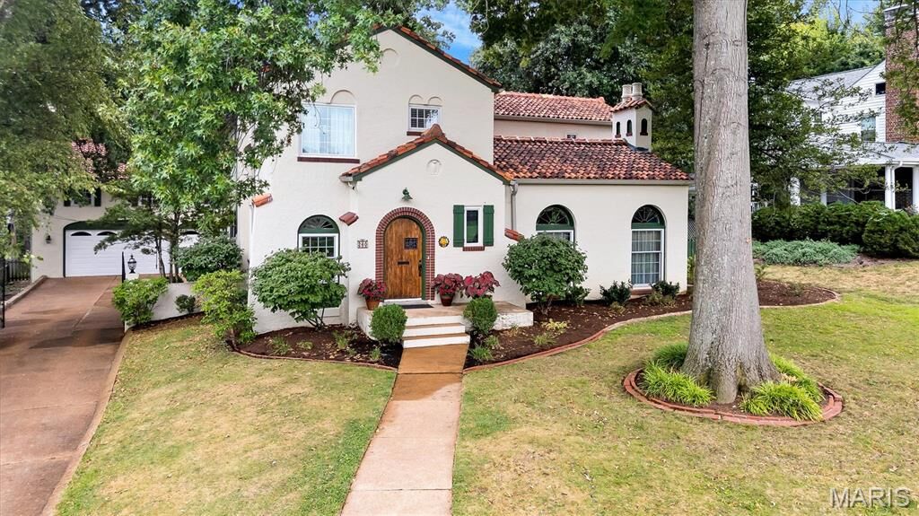 Property Photo:  260 Blackmer Place  MO 63119 