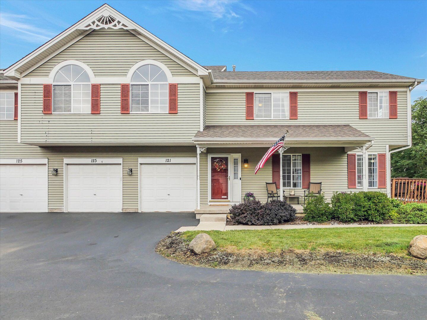 Property Photo:  121 Village Creek Drive 121  IL 60156 