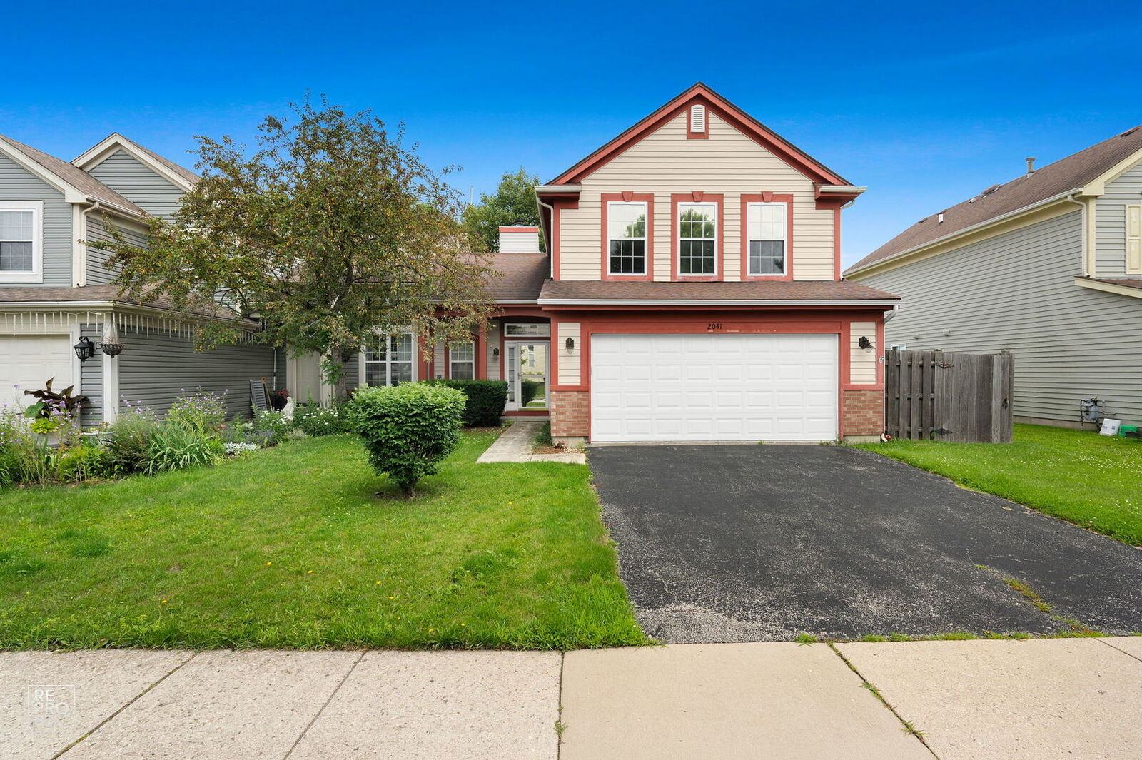Property Photo: 2041 Clarewood Lane 2041 IL 60060