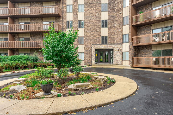 Property Photo: 120 Lakeview Drive 208 IL 60108