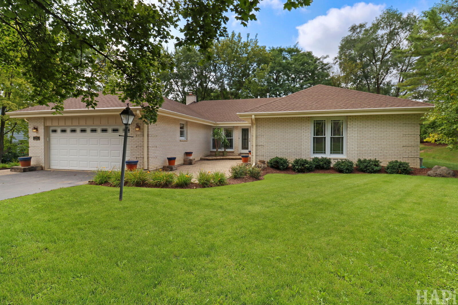 Property Photo: 994 Commonwealth Court IL 60010