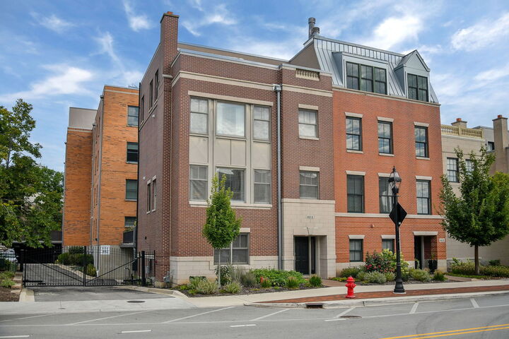 Property Photo: 460 Pennsylvania Avenue A IL 60137