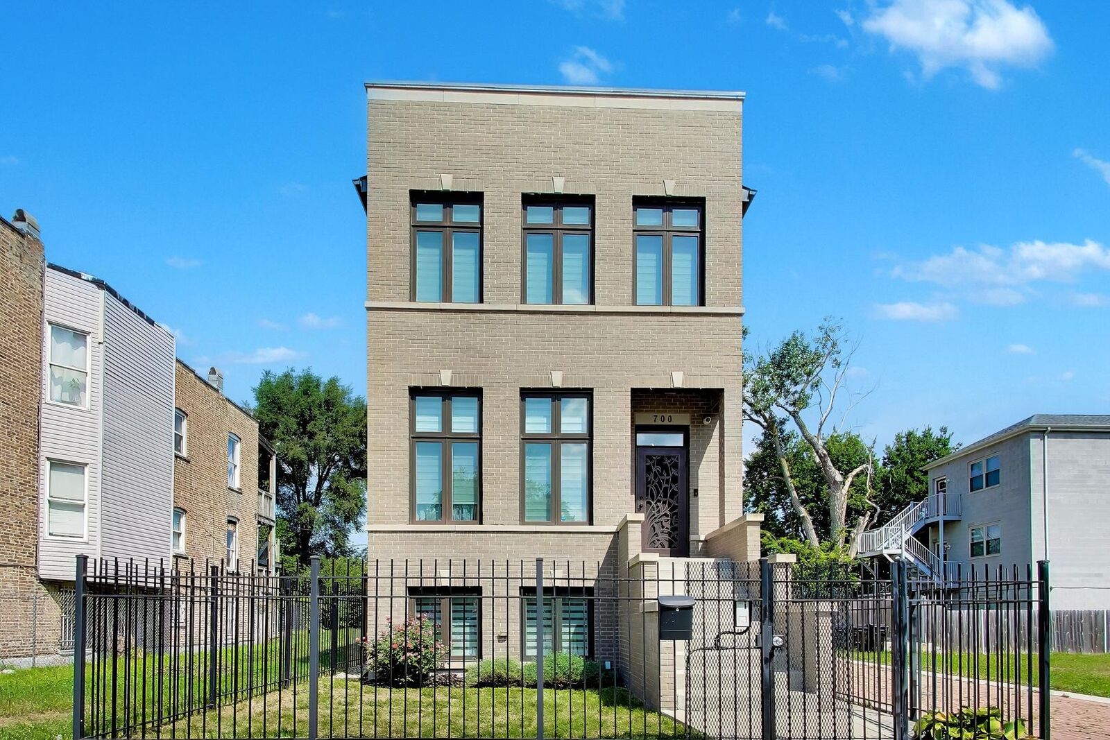 Property Photo:  700 E 46th Street  IL 60653 