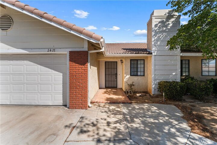 Property Photo:  2427 Oakcrest  CA 93550 