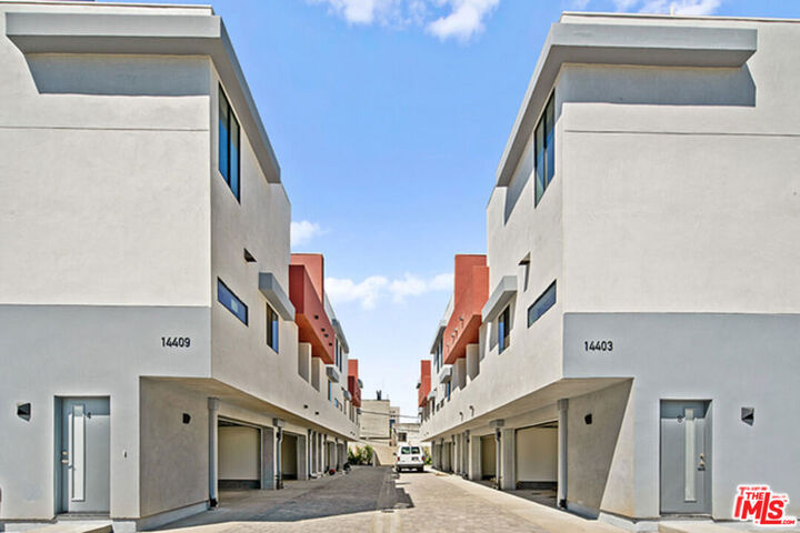 Property Photo:  14403 Tiara Street 5  CA 91401 