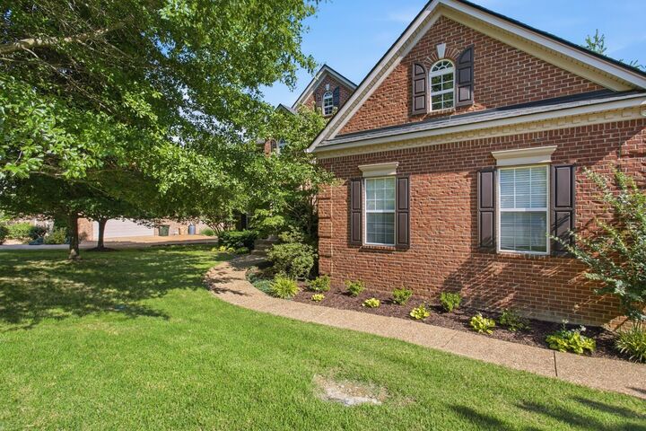 Property Photo: 1122 Pin Oak Ln TN 37027