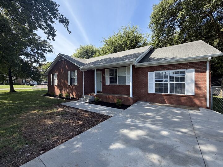 Property Photo:  301 Summer Dr  TN 37167 
