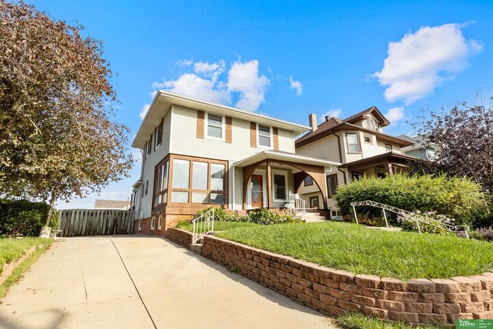 Property Photo: 1401 S 8th Street NE 68108