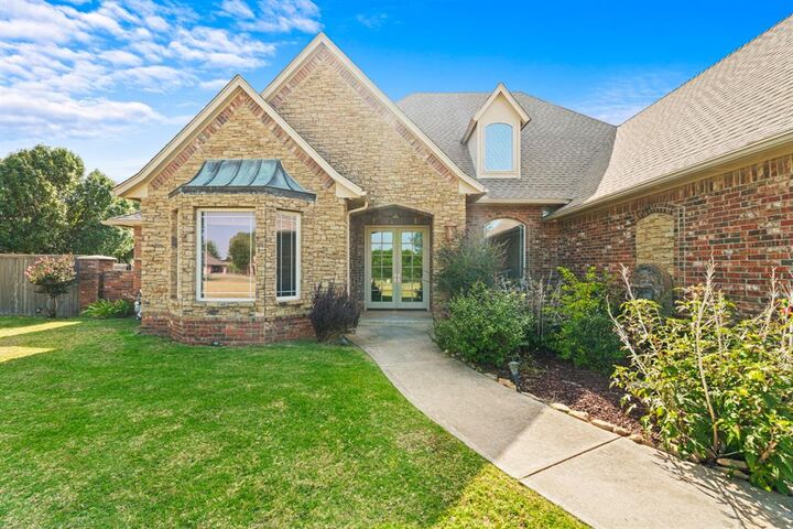 Property Photo:  1109 N Edinburrough Way  OK 73064 