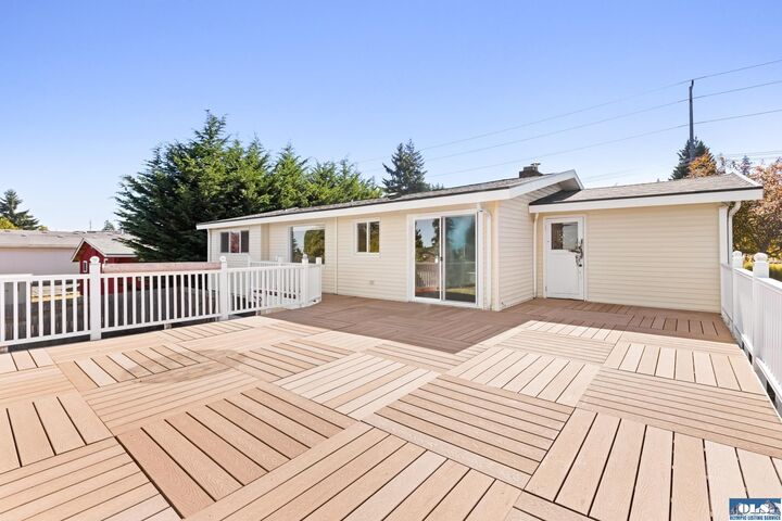 Property Photo: 213 W Park Ave WA 98362