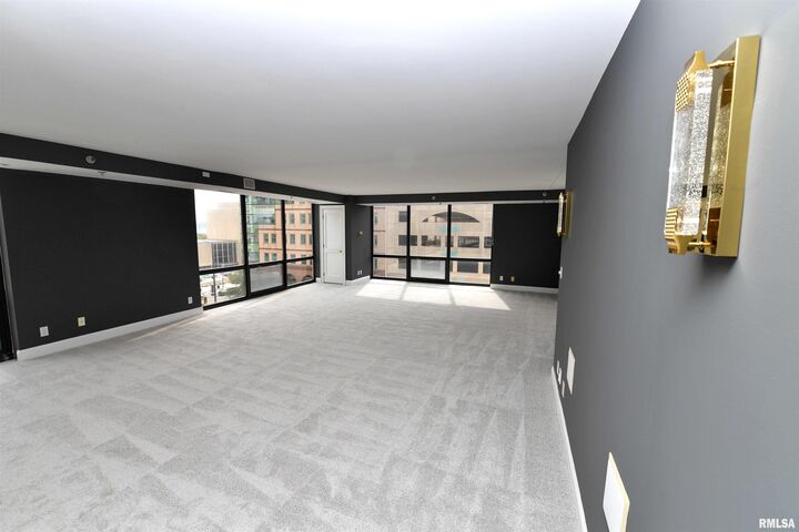 Property Photo: 123 SW Jefferson Avenue IL 61602
