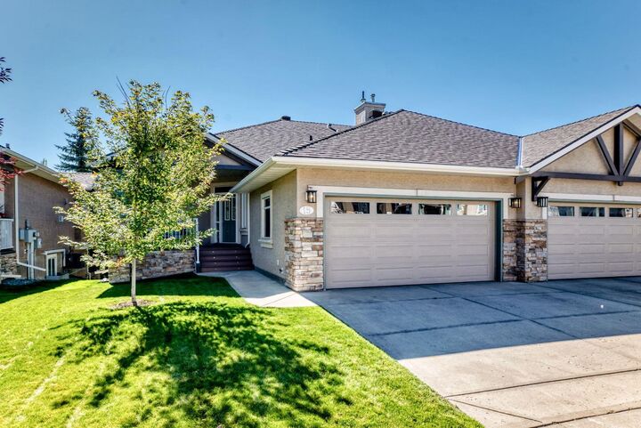 Property Photo:  15 Discovery Woods Villas SW  AB T3H 5A6 