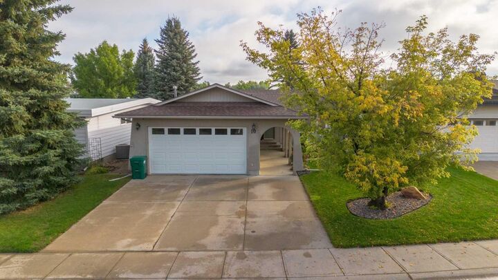 Property Photo:  10 Seneca Place W  AB T1K 4M7 