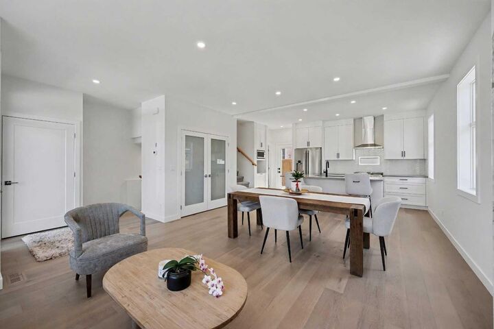 Property Photo:  753 Centre Avenue NE  AB T2E 4B6 