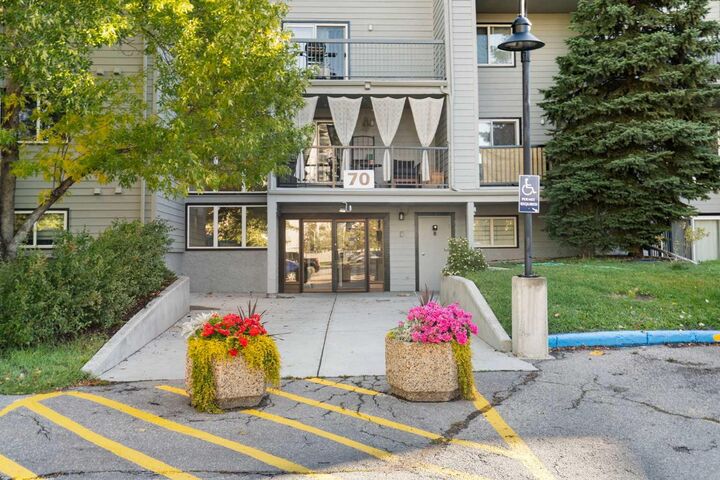 Property Photo:  70 Glamis Drive SW 2136  AB T3E 6T6 