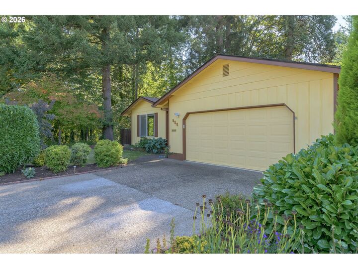 Property Photo:  850 SE Naomi Way  OR 97128 