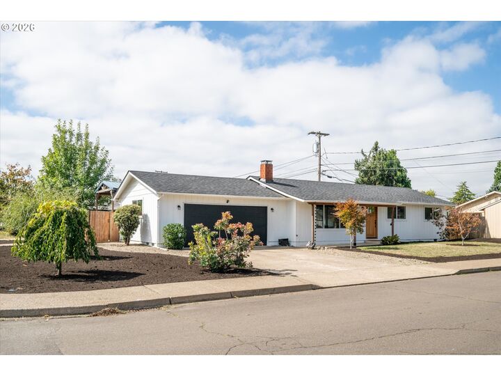 Property Photo: 2302 Grovedale Dr OR 97477