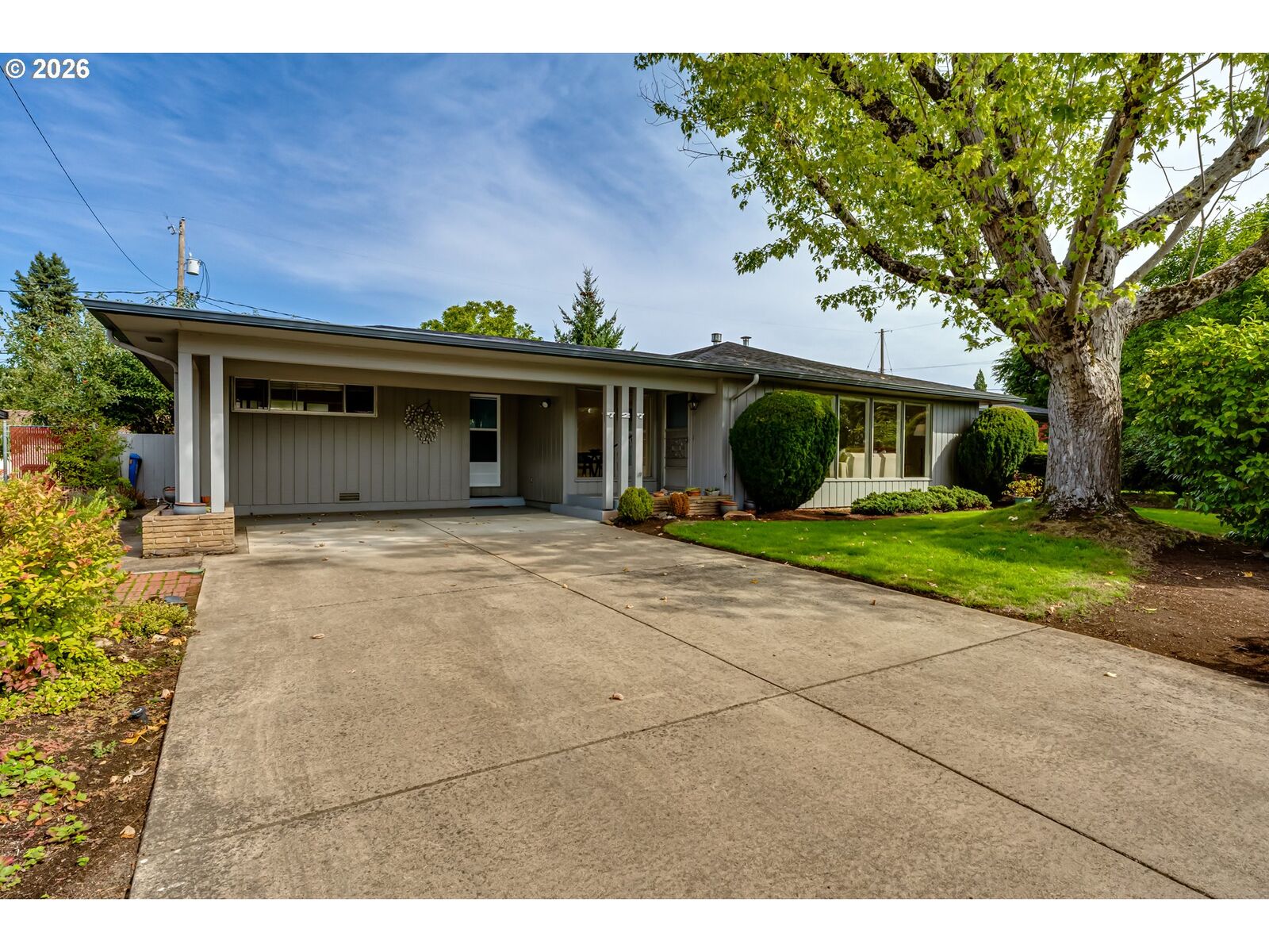 Property Photo: 727 Elm Dr OR 97404