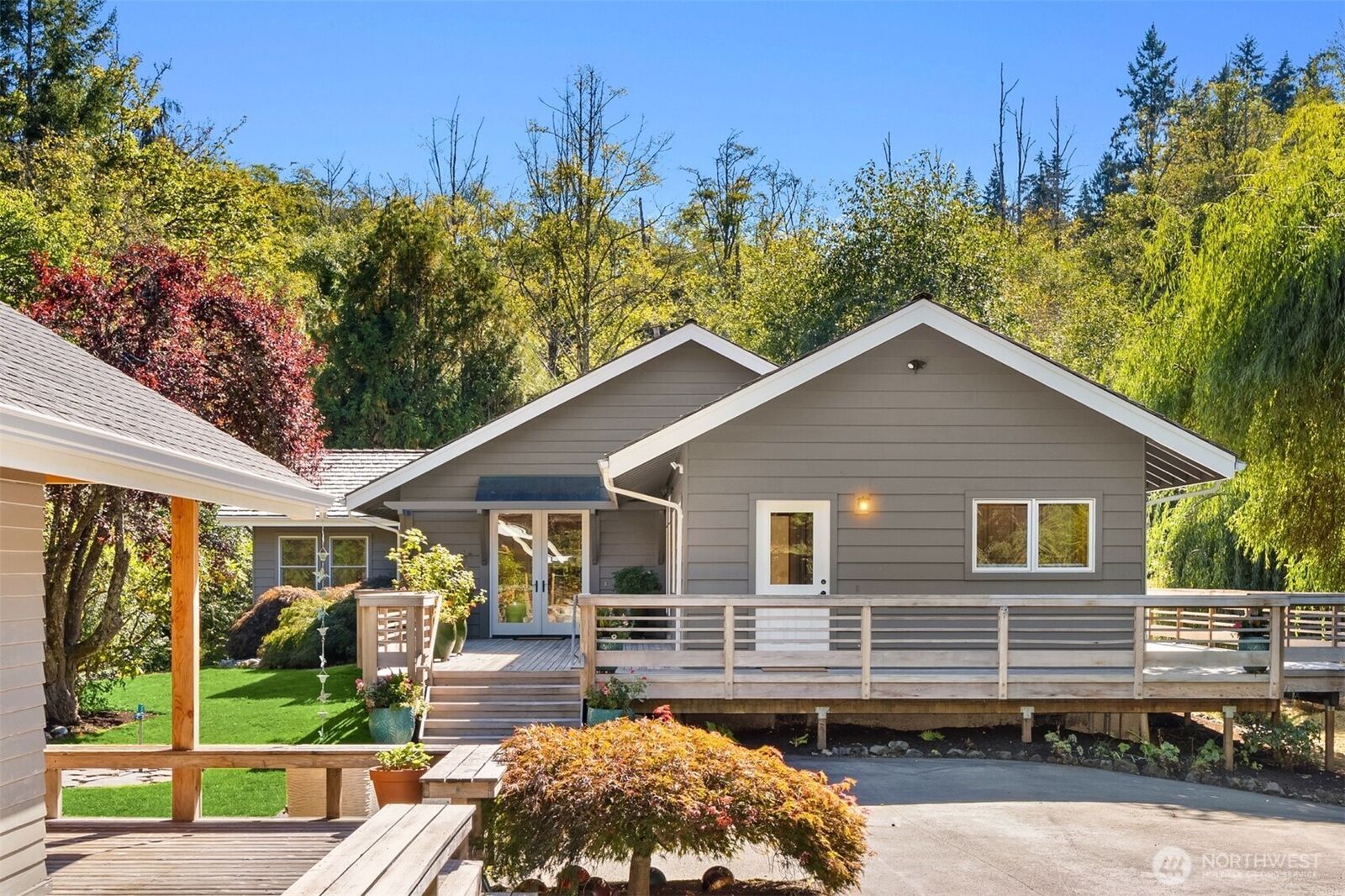Property Photo: 7183 NE Eagle Harbor Drive NE WA 98110