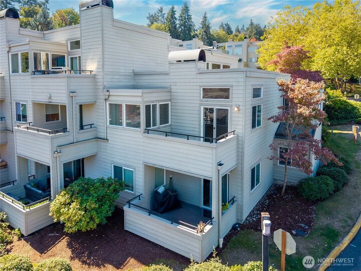 Property Photo: 7525 Old Redmond Road 403 WA 98052