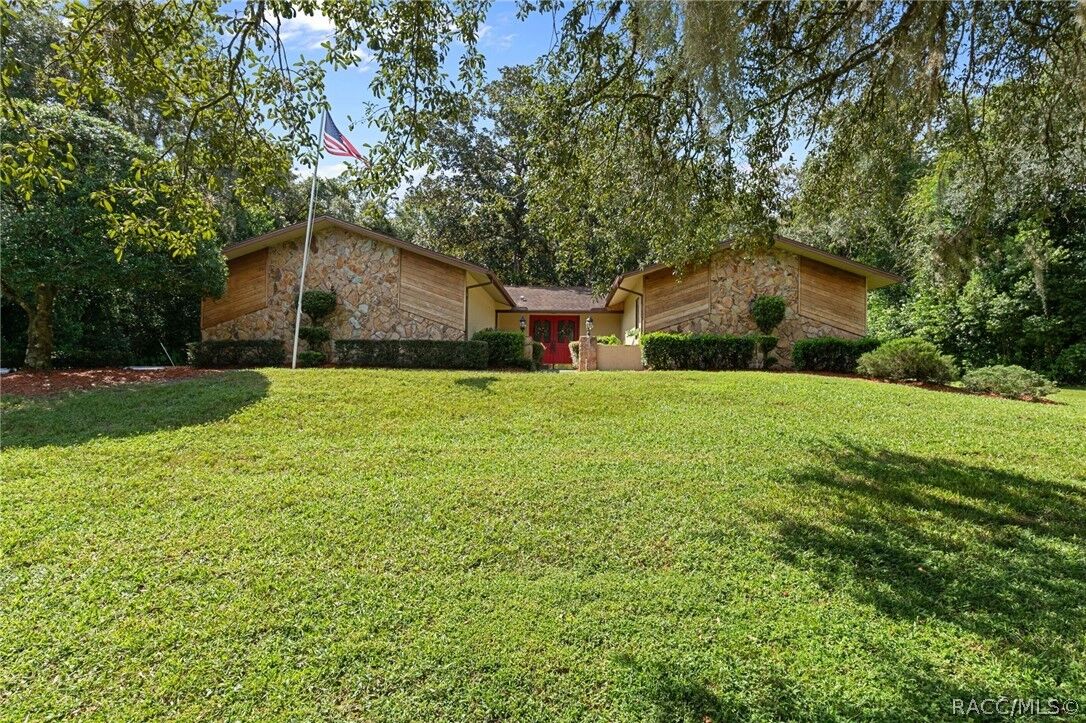 Property Photo:  570 W Liberty Street  FL 34442 