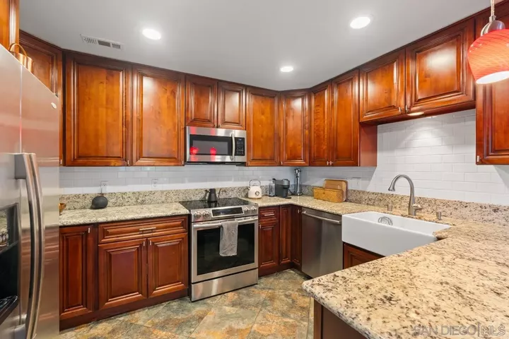 Property Photo:  6960 Caminito Curva  CA 92119 
