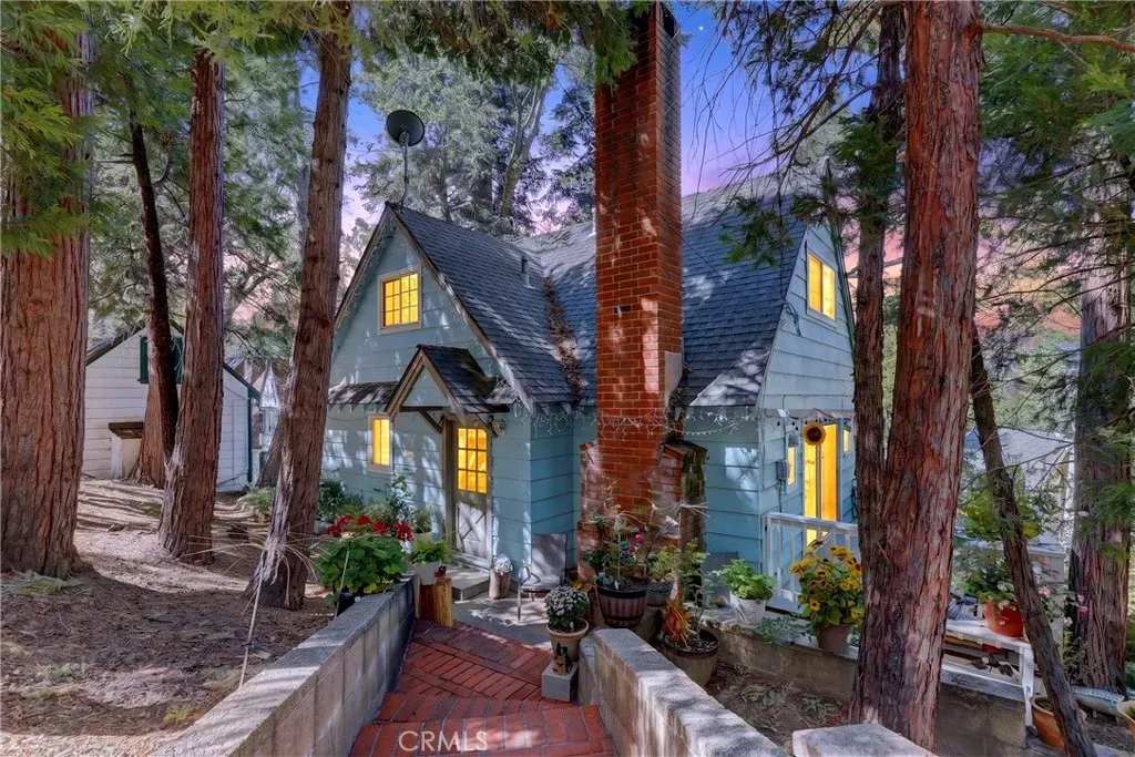 Property Photo: 208 Heliotrope CA 92352