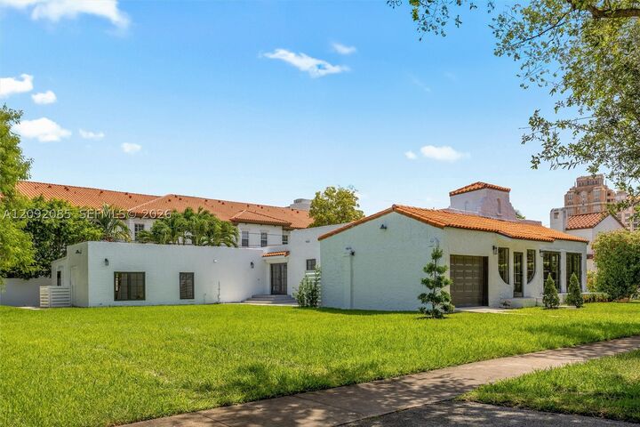 Property Photo: 434 Aragon Ave FL 33134
